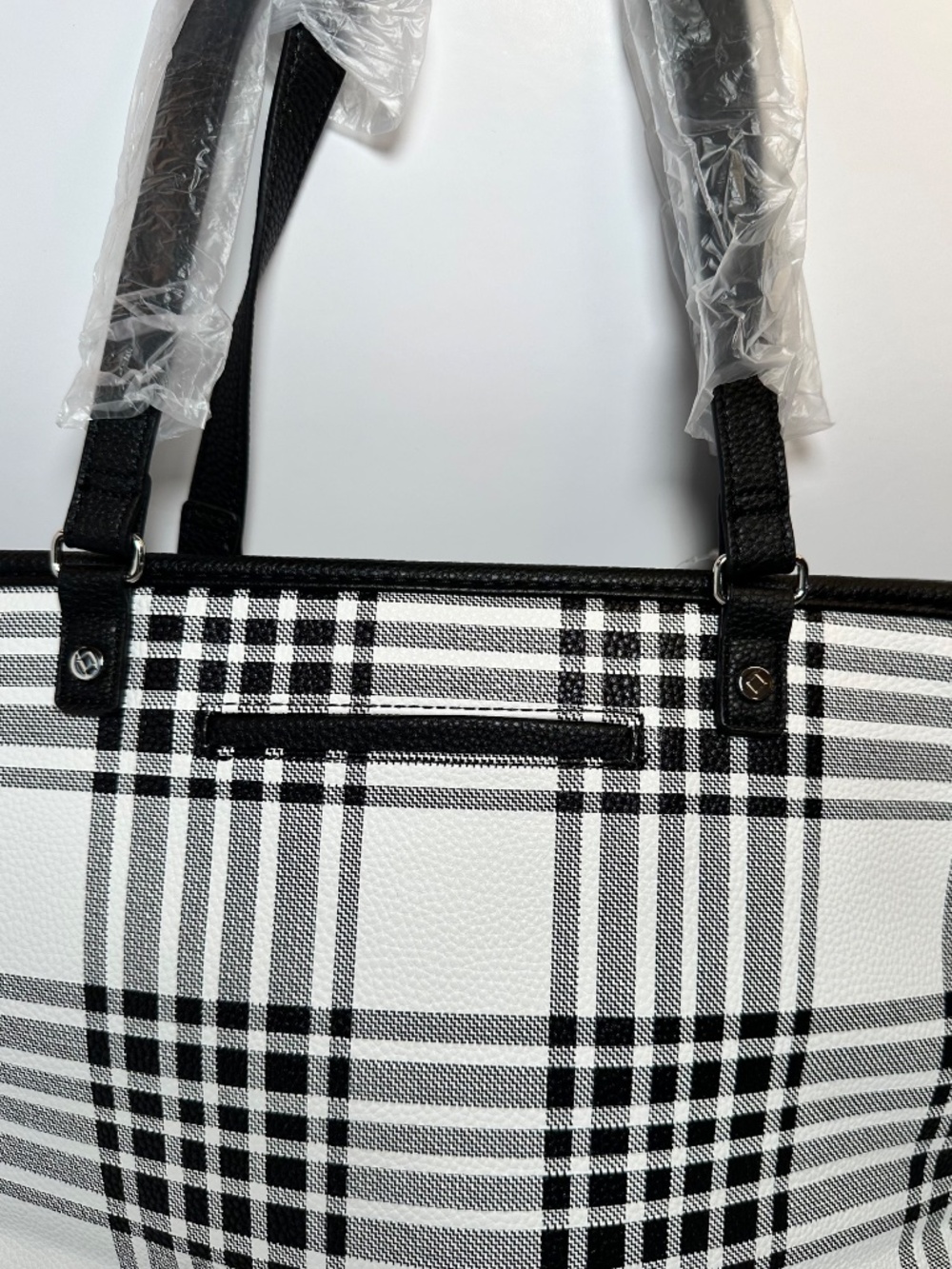 Thirty-One City Chic Tote Buffalo Check Pebble | Black White Plaid - Picture 4 of 7